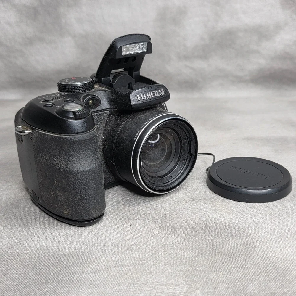 Fujifilm FinePix‎ S Series S1000fd 10.0MP Digital Camera FOR PARTS OR REPAIR